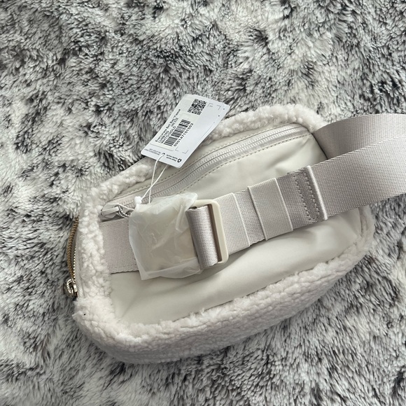 NWT Lululemon Athletica White Sherpa Crossbody Bag - Picture 3 of 4